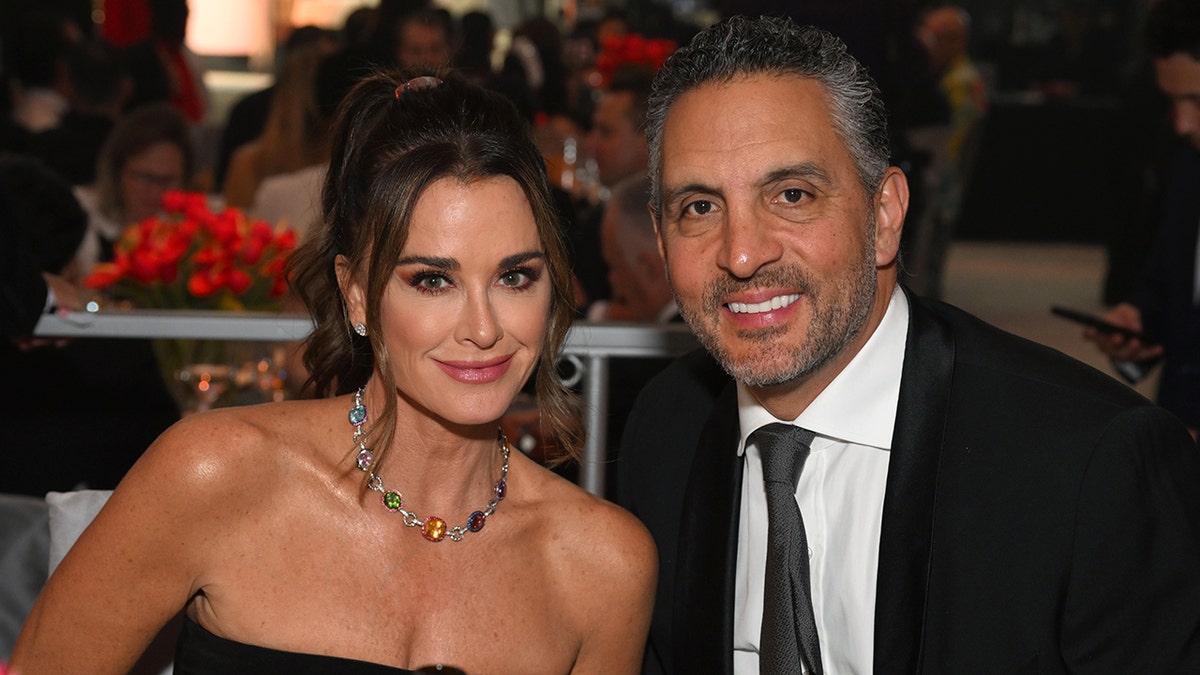 RHOBH star Kyle Richards sports black strapless dress with husband Mauricio at Oscars party