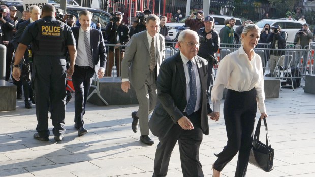 U.S. Sen. Bob Menendez and his wife, Nadine, arrive at Manhattan Federal Court in New York on Wednesday, Sept. 27, 2023. (Luiz C. Ribeiro for New York Daily News)